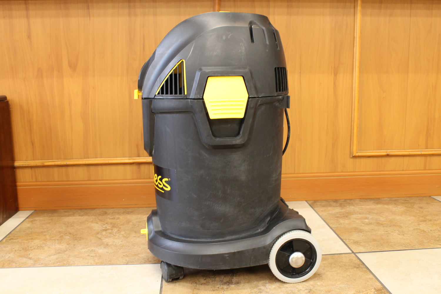dustless vacuum d1618 only hose and filter inside (local pick-up only)