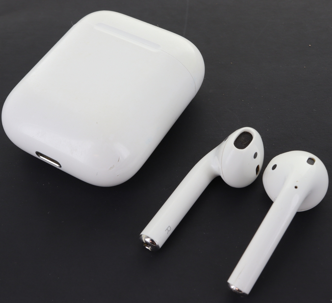 Apple AirPods 1st Generation & Charging Case