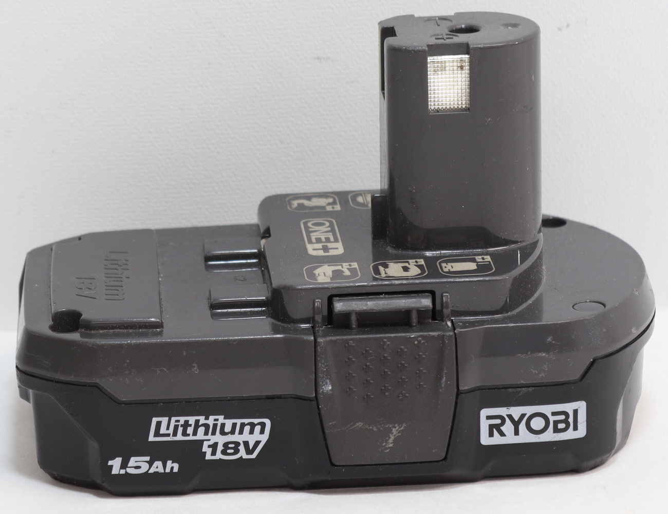 ryobi  p215vn, p235avn, p189 1.5 ah battery, p118b charger with soft carry bag